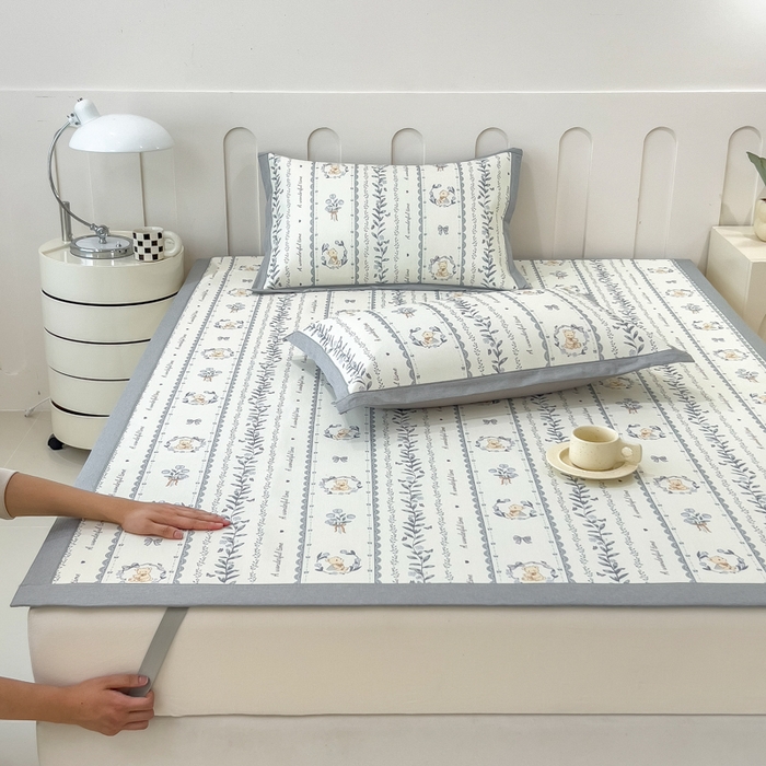 91家纺网 家纺一手货源 找家纺 倾慕家纺 2026年新款600D丝滑冰丝凉席-床席款 法式小熊