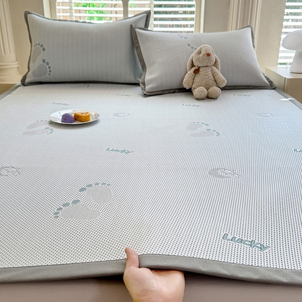 91家纺网 家纺一手货源 找家纺 丝印良品 2025新款A类提花凉感豆豆复合凉席套件 提花豆豆-小脚丫