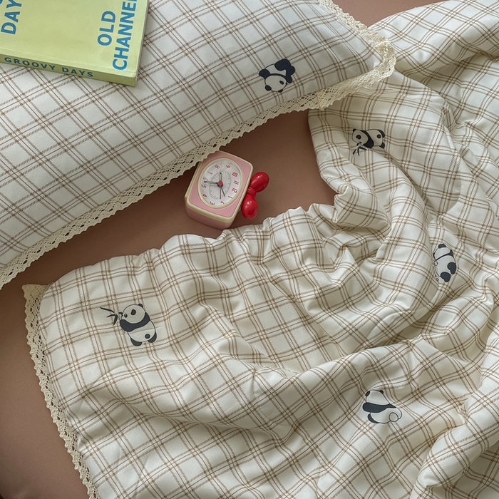 91家纺网 家纺一手货源 找家纺 一比一 2025新款针织双层纱镂空花边夏被四件套 格纹熊猫