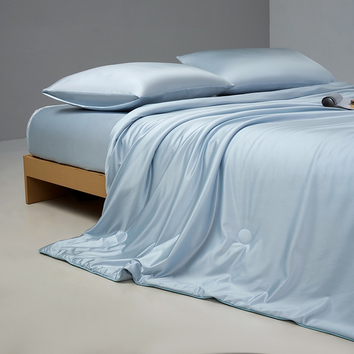 91家纺网 家纺一手货源 找家纺 莱福仕家纺 2025新款A类莹丝流光蚕丝系列夏被 晴苍蓝