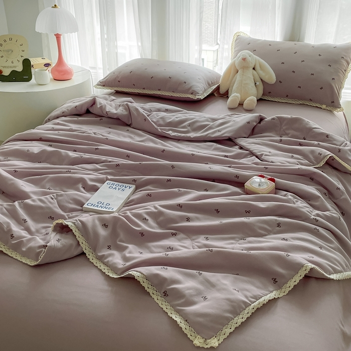 91家纺网 家纺一手货源 找家纺 一比一 2025新款针织双层纱镂空花边夏被四件套 结美