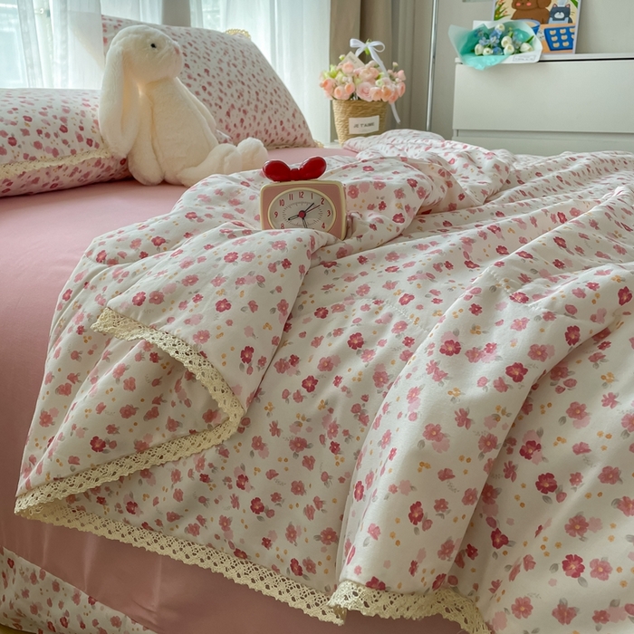 91家纺网 家纺一手货源 找家纺 一比一 2025新款针织双层纱镂空花边夏被四件套 花语粉