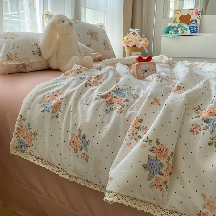 91家纺网 家纺一手货源 找家纺 一比一 2025新款针织双层纱镂空花边夏被四件套 繁花似锦