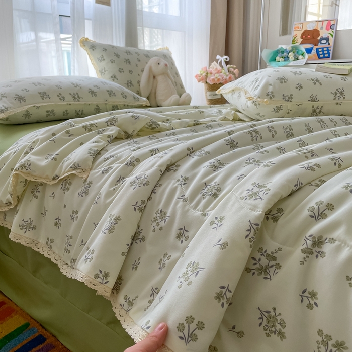 91家纺网 家纺一手货源 找家纺 一比一 2025新款针织双层纱镂空花边夏被四件套 浮生若梦