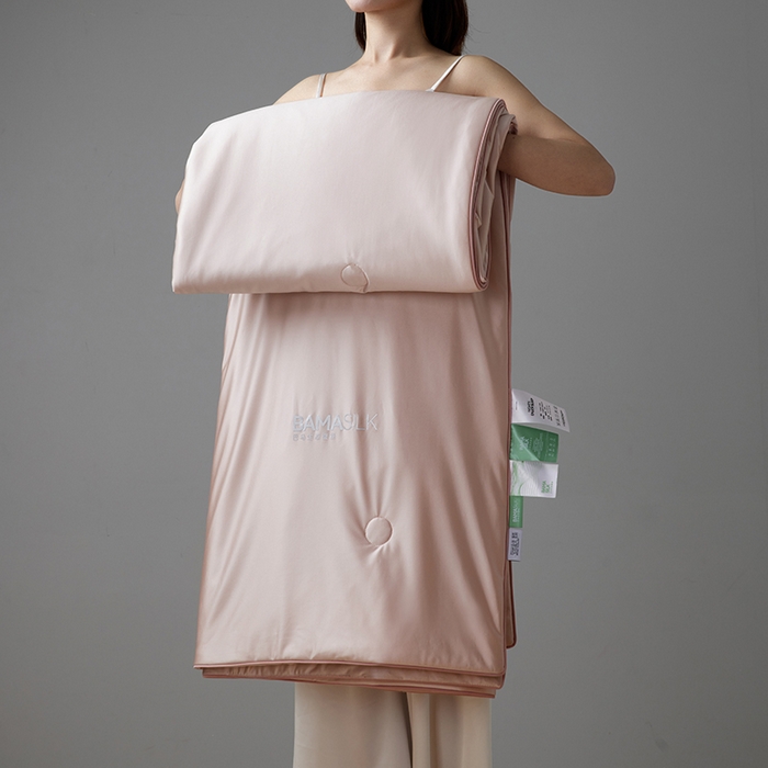 91家纺网 家纺一手货源 找家纺 莱福仕家纺 2025新款A类莹丝流光蚕丝系列夏被 莱德粉