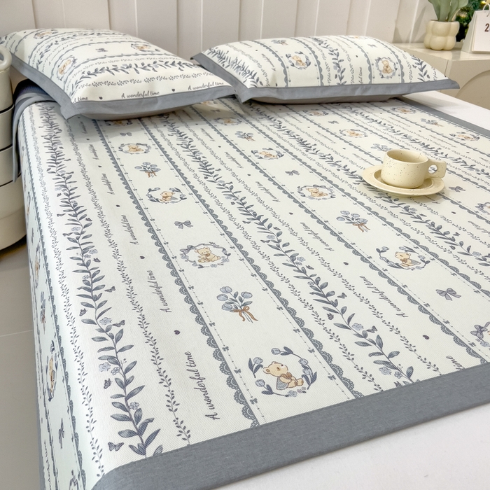 91家纺网 家纺一手货源 找家纺 倾慕家纺 2026年新款600D丝滑冰丝凉席-床席款 法式小熊