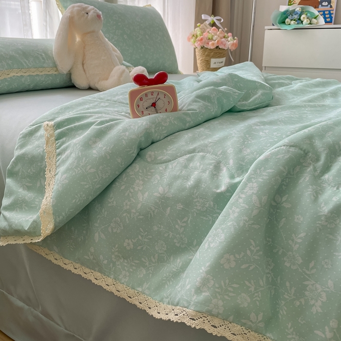 91家纺网 家纺一手货源 找家纺 一比一 2025新款针织双层纱镂空花边夏被四件套 冰心兰