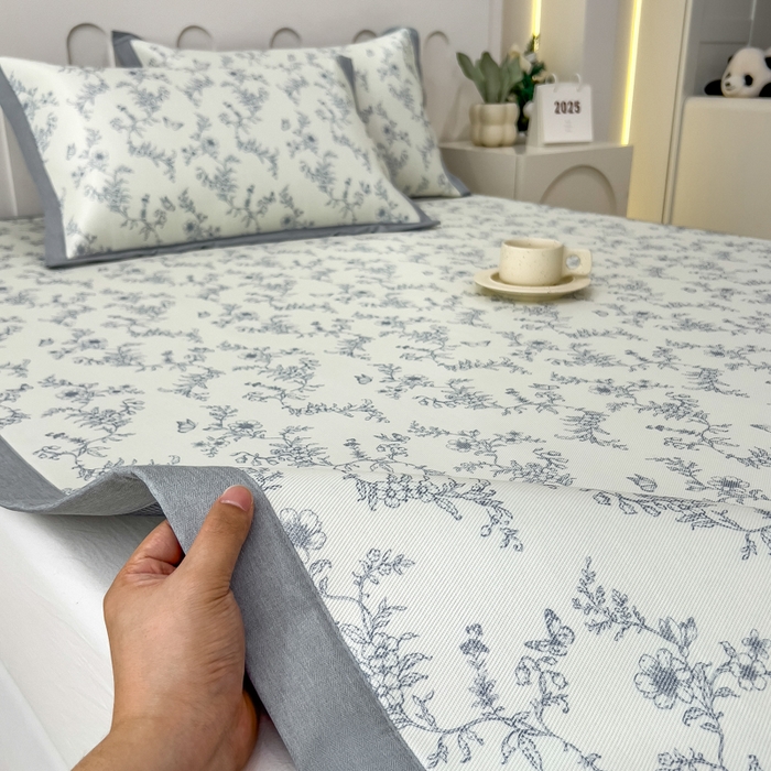 91家纺网 家纺一手货源 找家纺 倾慕家纺 2025年新款600D丝滑冰丝凉席-床席款 连理枝蓝