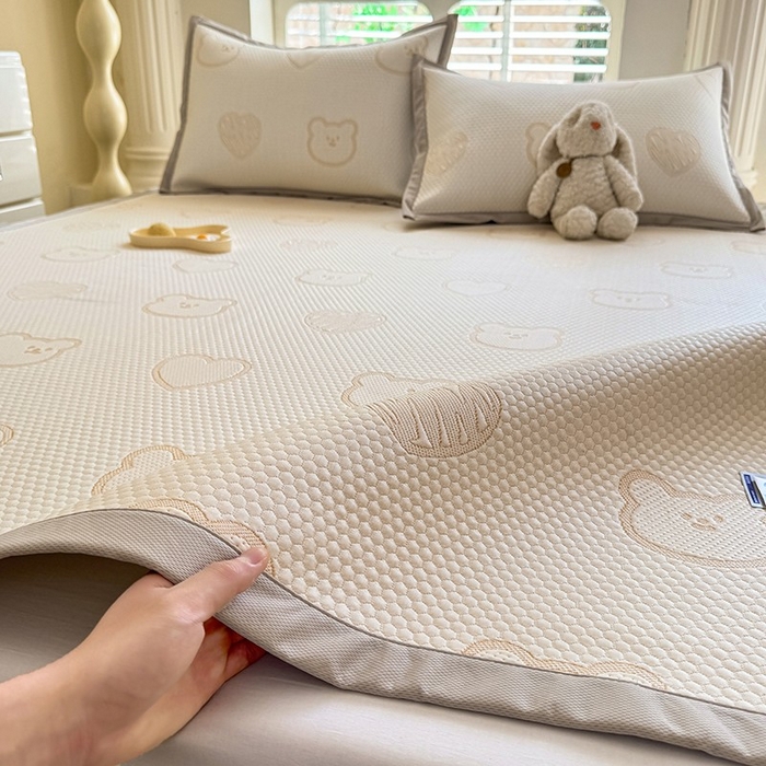 91家纺网 家纺一手货源 找家纺 绒世界 2025新款A类提花凉感豆豆复合凉席套件 提花豆豆-小熊