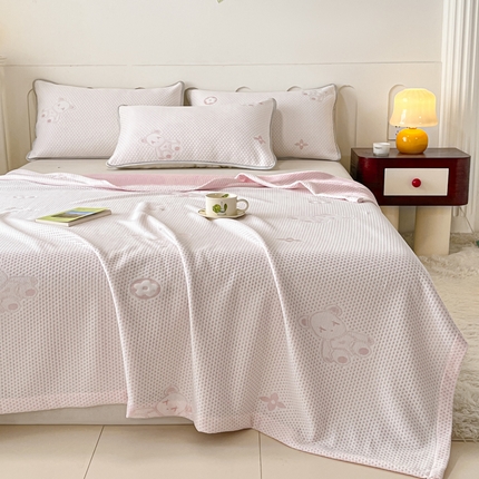 91家纺网 家纺一手货源 找家纺 卡伦家纺2025凉豆豆冰丝毯系列 小熊——粉