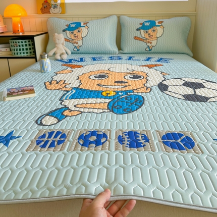 91家纺网 家纺一手货源 找家纺 金爱家 2025新款凉感丝乳胶凉席 乳胶-足球小子