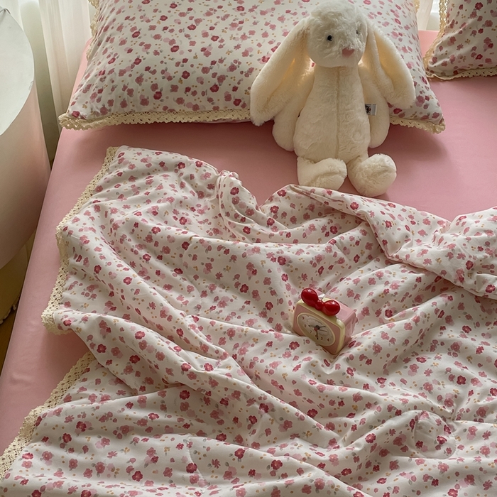 91家纺网 家纺一手货源 找家纺 一比一 2025新款针织双层纱镂空花边夏被四件套 花语粉