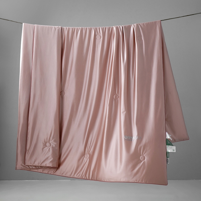 91家纺网 家纺一手货源 找家纺 莱福仕家纺 2025新款A类莹丝流光蚕丝系列夏被 莱德粉