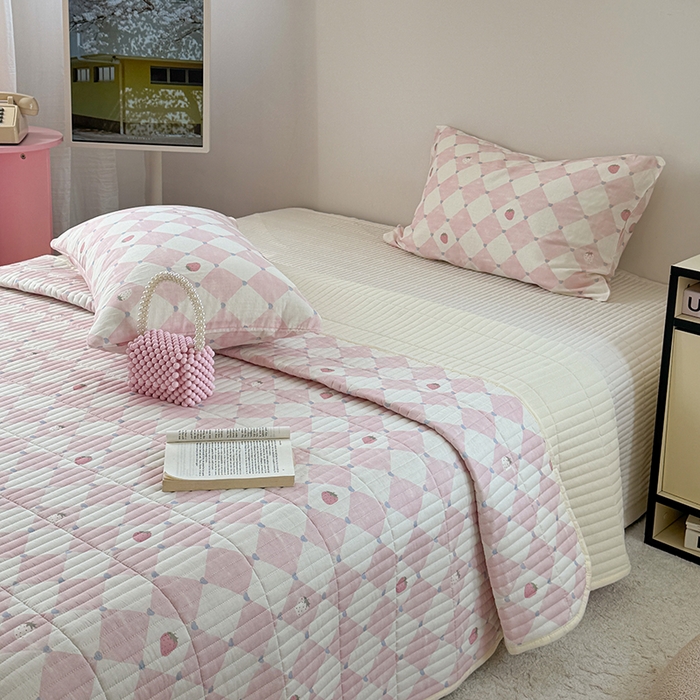 91家纺网 家纺一手货源 找家纺 TT.one 塔塔家居 2025新款全棉双层纱贝壳边夏被系列 床盖·草莓酱粉