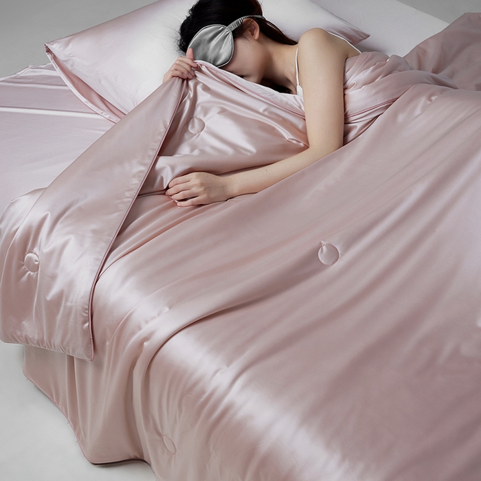 91家纺网 家纺一手货源 找家纺 莱福仕家纺 2025新款A类莹丝流光蚕丝系列夏被 莱德粉