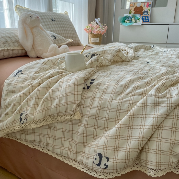 91家纺网 家纺一手货源 找家纺 一比一 2025新款针织双层纱镂空花边夏被四件套 格纹熊猫