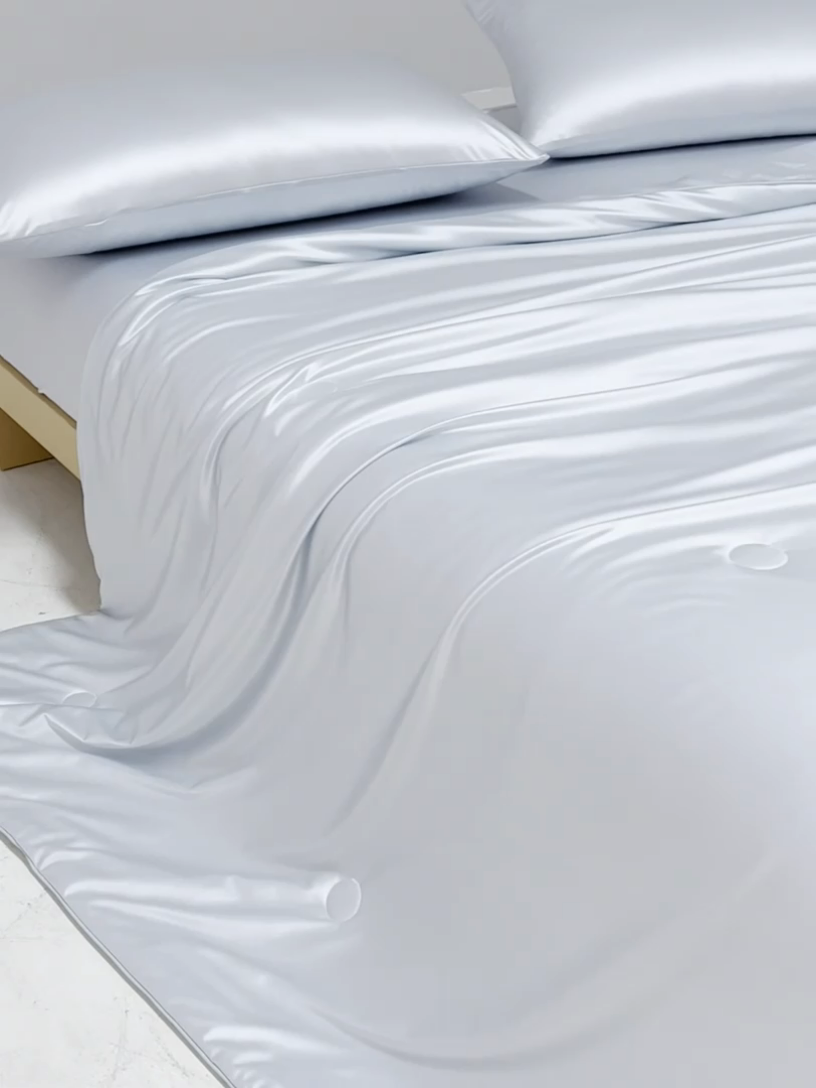 91家纺网 家纺一手货源 找家纺 莱福仕家纺 2025新款A类莹丝流光蚕丝系列夏被 晴苍蓝