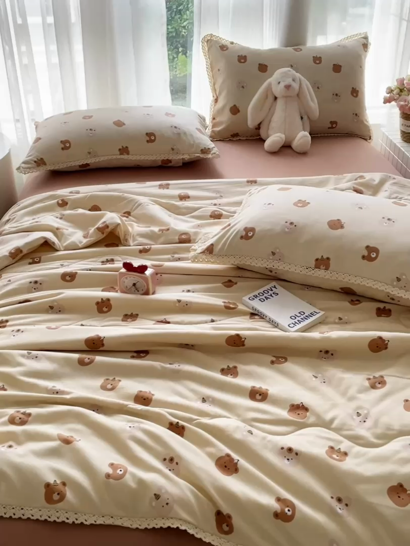 91家纺网 家纺一手货源 找家纺 一比一 2025新款针织双层纱镂空花边夏被四件套 蛋糕熊