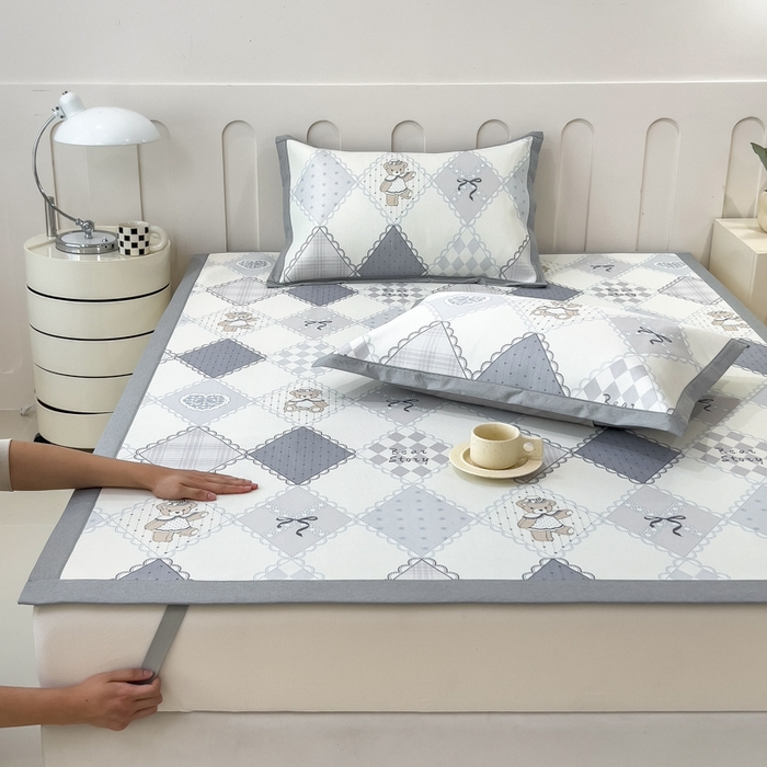 91家纺网 家纺一手货源 找家纺 倾慕家纺 2025年新款600D丝滑冰丝凉席-床席款 灵心小熊