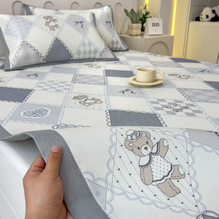 91家纺网 家纺一手货源 找家纺 倾慕家纺 2025年新款600D丝滑冰丝凉席-床席款 灵心小熊