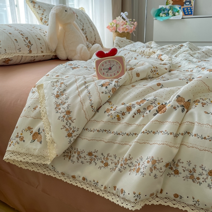 91家纺网 家纺一手货源 找家纺 一比一 2025新款针织双层纱镂空花边夏被四件套 复古玫瑰