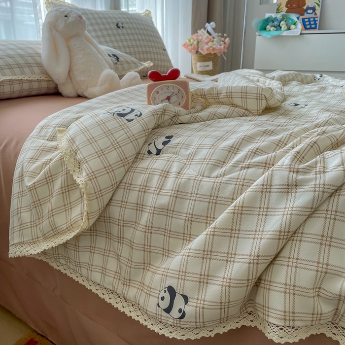 91家纺网 家纺一手货源 找家纺 一比一 2025新款针织双层纱镂空花边夏被四件套 格纹熊猫