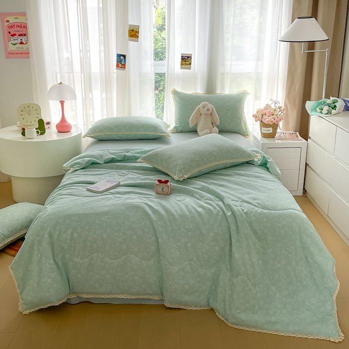 91家纺网 家纺一手货源 找家纺 一比一 2025新款针织双层纱镂空花边夏被四件套 冰心兰