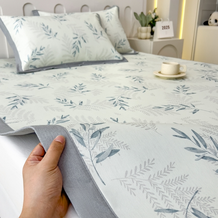 91家纺网 家纺一手货源 找家纺 倾慕家纺 2025年新款600D丝滑冰丝凉席-床席款 清爽绿叶