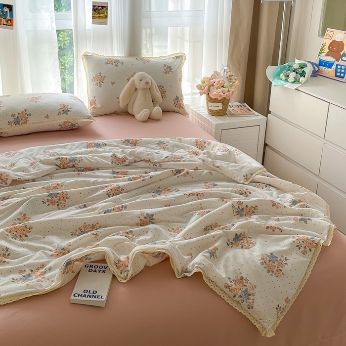 91家纺网 家纺一手货源 找家纺 一比一 2025新款针织双层纱镂空花边夏被四件套 繁花似锦