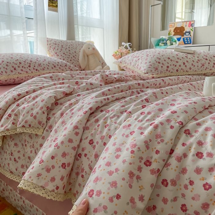 91家纺网 家纺一手货源 找家纺 一比一 2025新款针织双层纱镂空花边夏被四件套 花语粉