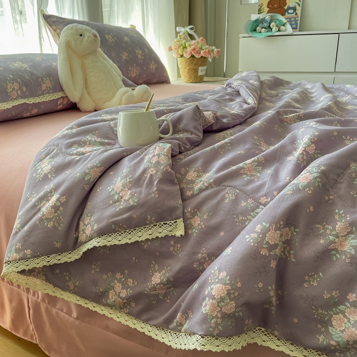 91家纺网 家纺一手货源 找家纺 一比一 2025新款针织双层纱镂空花边夏被四件套 豆蔻年华