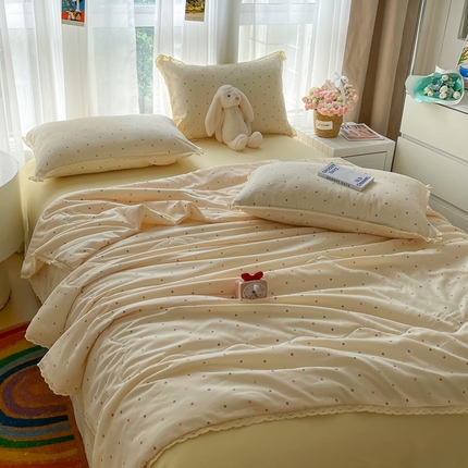 91家纺网 家纺一手货源 找家纺 （总）一比一 2025新款针织双层纱镂空花边夏被四件套