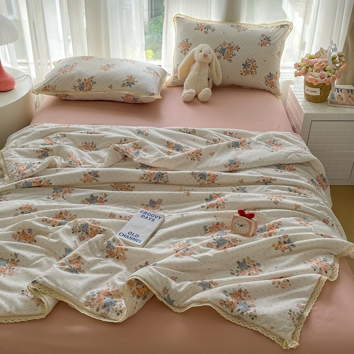 91家纺网 家纺一手货源 找家纺 一比一 2025新款针织双层纱镂空花边夏被四件套 繁花似锦