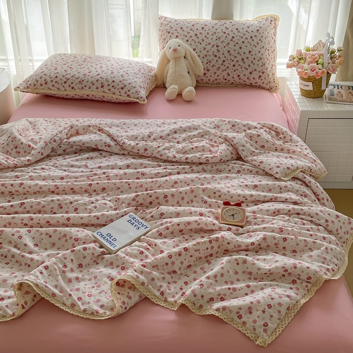 91家纺网 家纺一手货源 找家纺 一比一 2025新款针织双层纱镂空花边夏被四件套 花语粉