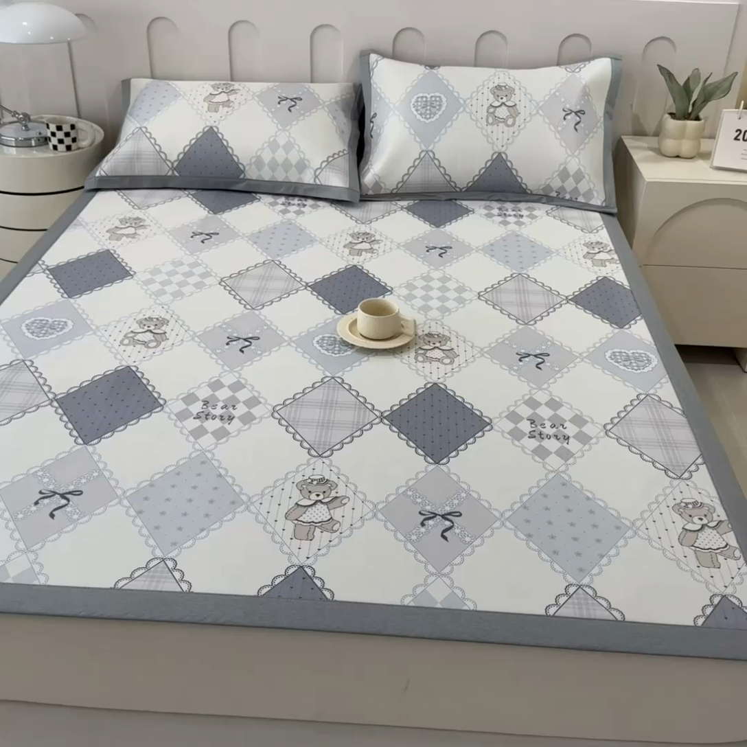 91家纺网 家纺一手货源 找家纺 倾慕家纺 2025年新款600D丝滑冰丝凉席-床席款 灵心小熊