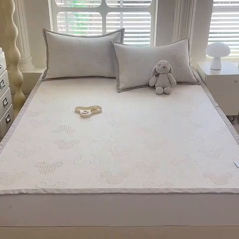 91家纺网 家纺一手货源 找家纺 绒世界 2025新款A类提花凉感豆豆复合凉席套件 提花豆豆-米琦