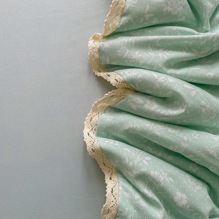 91家纺网 家纺一手货源 找家纺 一比一 2025新款针织双层纱镂空花边夏被四件套 冰心兰