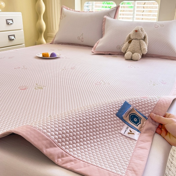 91家纺网 家纺一手货源 找家纺 绒世界 2025新款A类提花凉感豆豆复合凉席套件 提花豆豆-樱桃