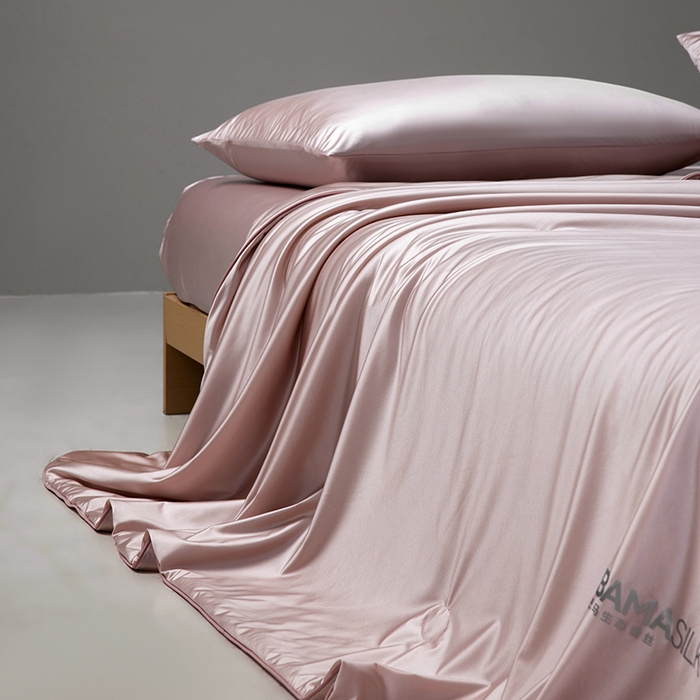 91家纺网 家纺一手货源 找家纺 莱福仕家纺 2025新款A类莹丝流光蚕丝系列夏被 莱德粉