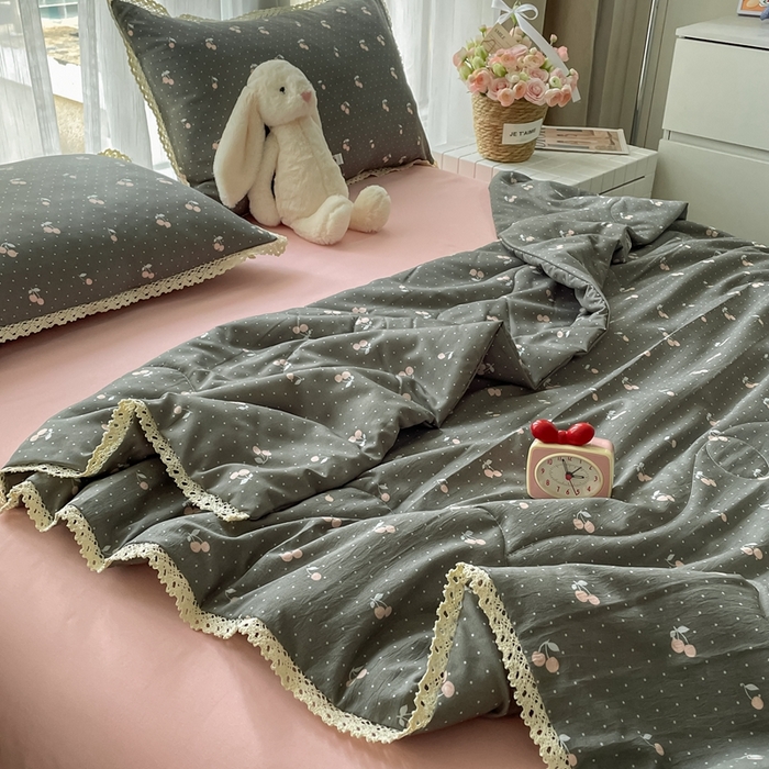 91家纺网 家纺一手货源 找家纺 一比一 2025新款针织双层纱镂空花边夏被四件套 复古樱桃