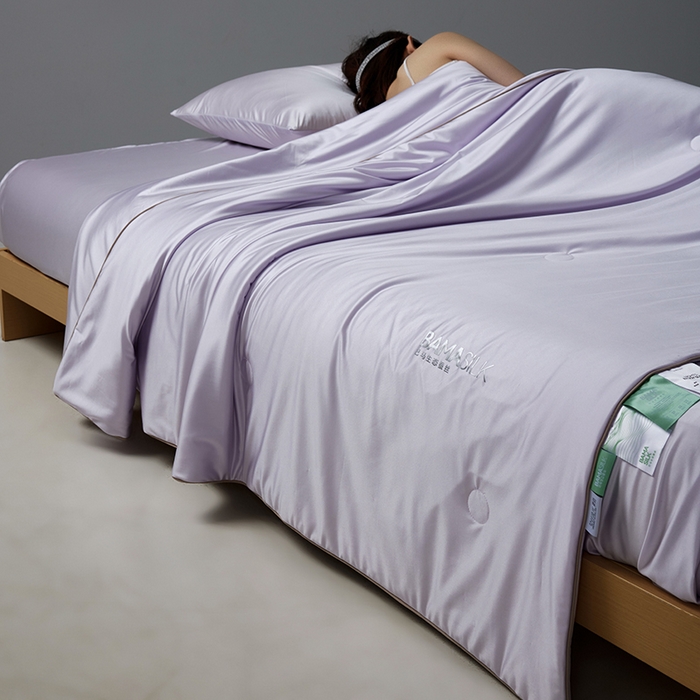 91家纺网 家纺一手货源 找家纺 莱福仕家纺 2025新款A类莹丝流光蚕丝系列夏被 烟紫色