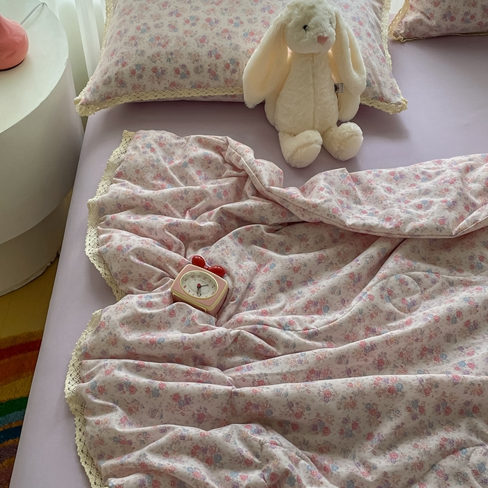 91家纺网 家纺一手货源 找家纺 一比一 2025新款针织双层纱镂空花边夏被四件套 繁花