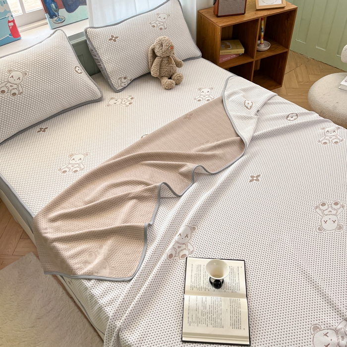 91家纺网 家纺一手货源 找家纺 绘萱家居 2025爆款冰凉豆豆凉席夏被四件套三件套床笠款冰丝软席子 暴力熊-咖