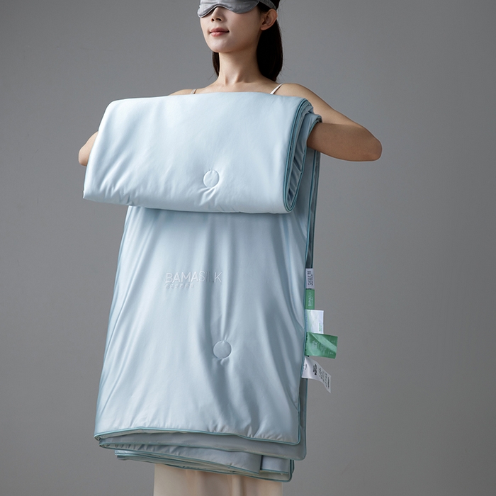 91家纺网 家纺一手货源 找家纺 莱福仕家纺 2025新款A类莹丝流光蚕丝系列夏被 晴苍蓝