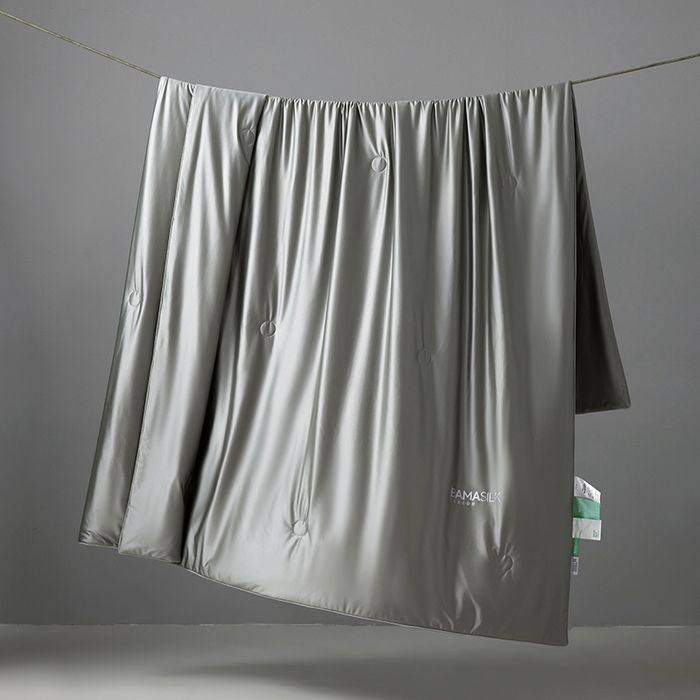 91家纺网 家纺一手货源 找家纺 莱福仕家纺 2025新款A类莹丝流光蚕丝系列夏被 慕尼灰