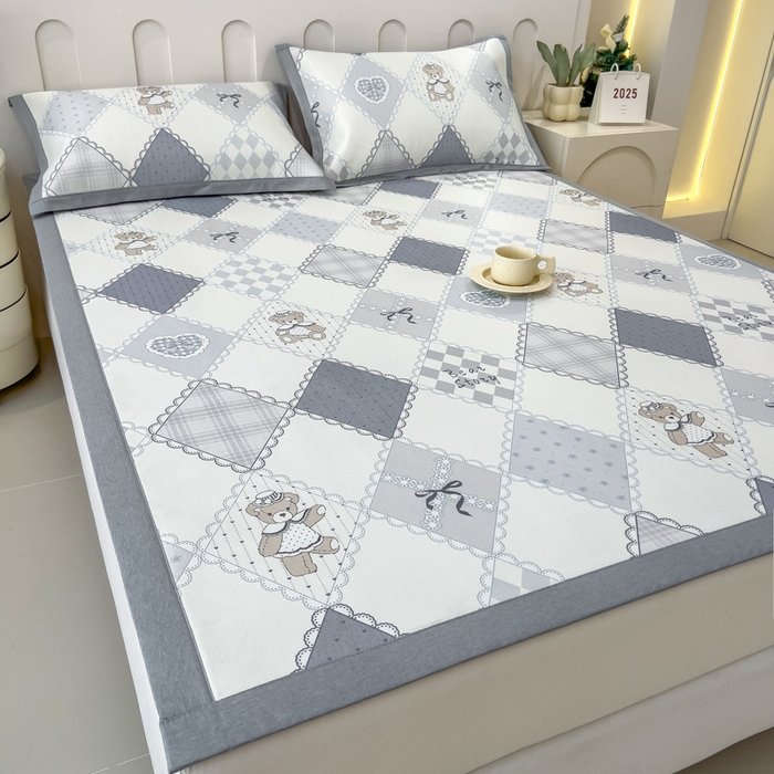 91家纺网 家纺一手货源 找家纺 倾慕家纺 2025年新款600D丝滑冰丝凉席-床席款 灵心小熊