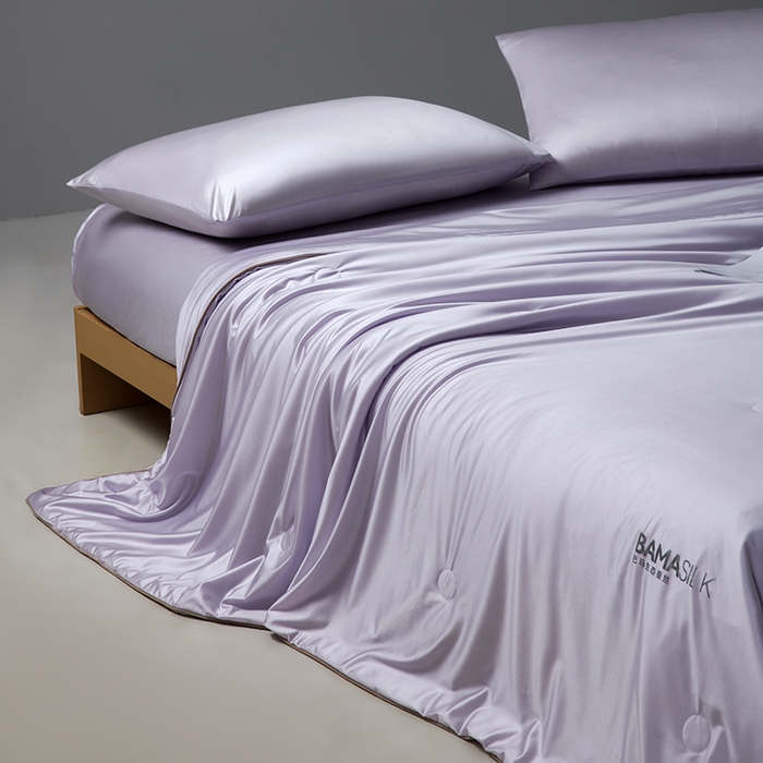 91家纺网 家纺一手货源 找家纺 莱福仕家纺 2025新款A类莹丝流光蚕丝系列夏被 烟紫色