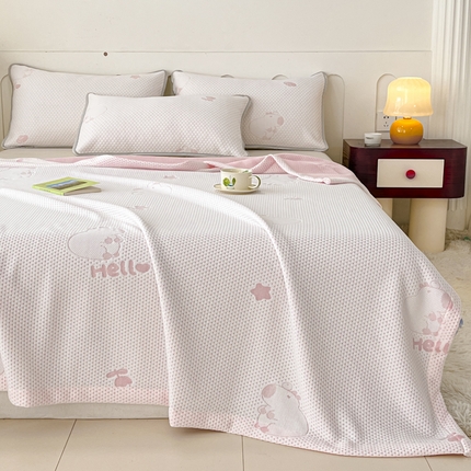 91家纺网 家纺一手货源 找家纺 卡伦家纺2025凉豆豆冰丝毯系列 卡皮巴拉——粉