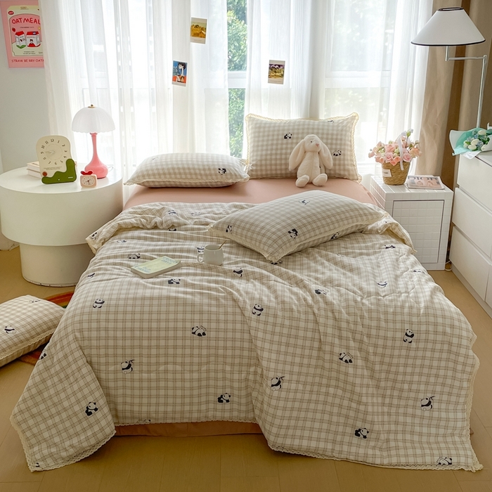 91家纺网 家纺一手货源 找家纺 一比一 2025新款针织双层纱镂空花边夏被四件套 格纹熊猫