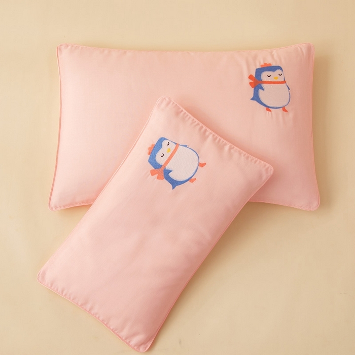 91家纺网 家纺一手货源 找家纺 喜多兔2025新款小轻柔纯棉双层纱枕套枕头 粉色萌企鹅